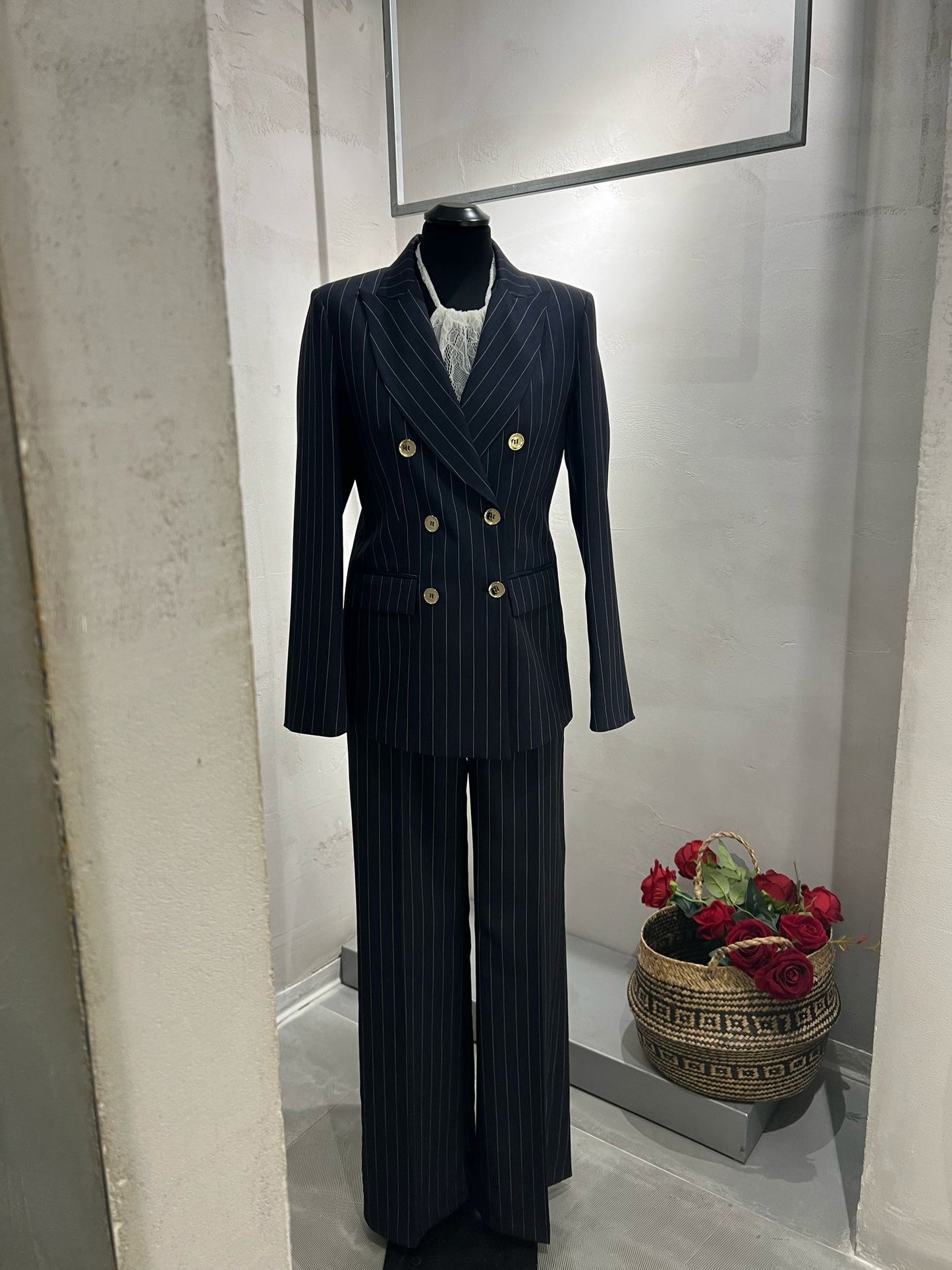 Completo gessato donna – Blazer doppiopetto e pantaloni eleganti a righe