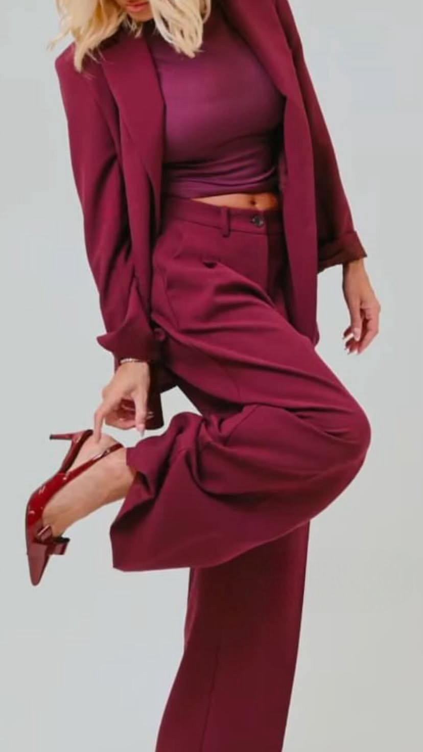 Completo bordeaux da donna – Blazer fluido e pantaloni eleganti a vita alta
