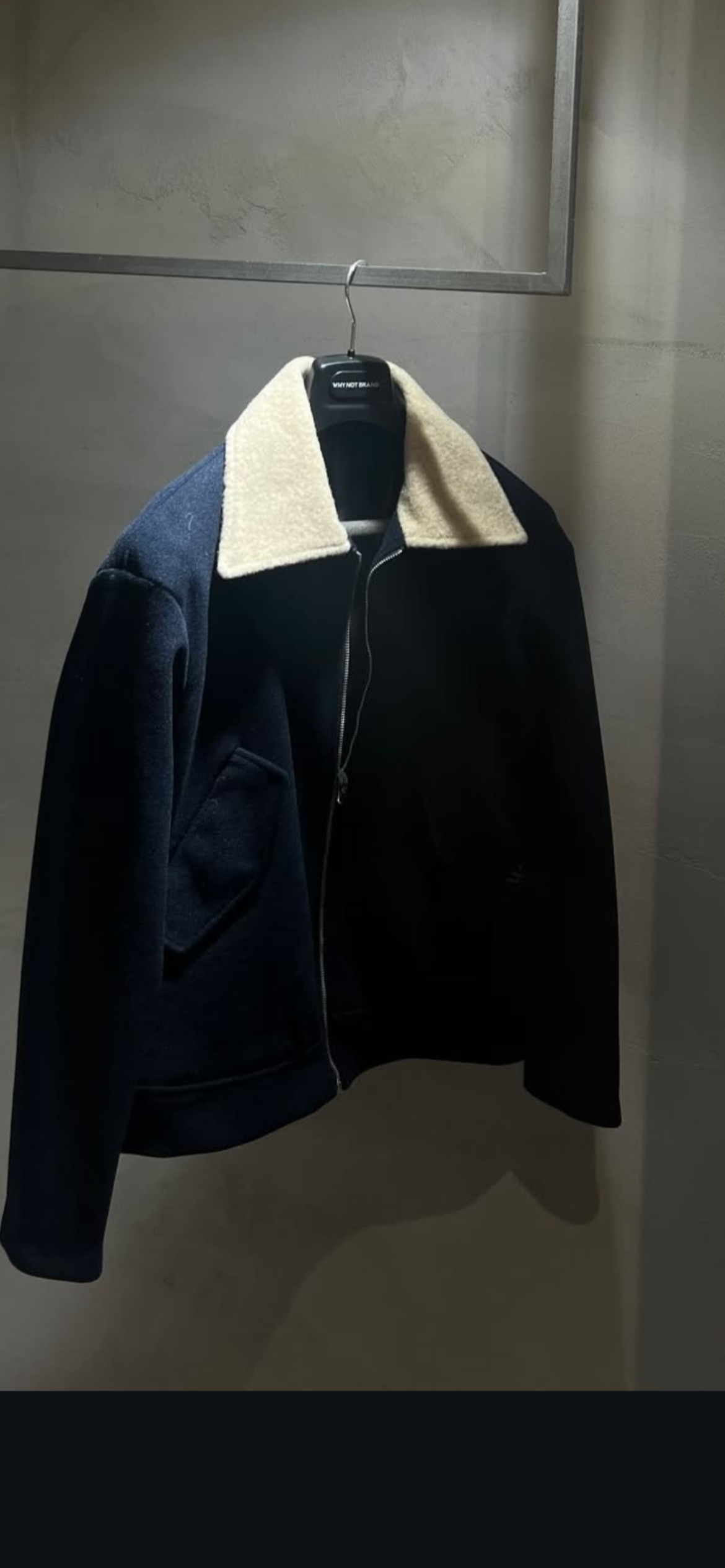 Giacca navy con collo in shearling bianco – stile aviatore in lana