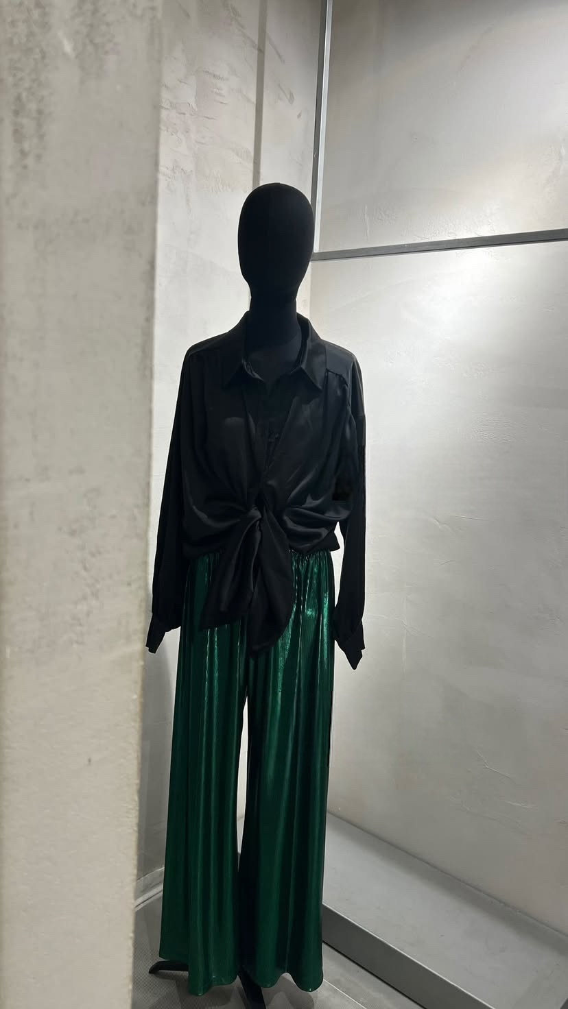 Pantalone Palazzo Verde Smeraldo in Tessuto Laminato – Eleganza Luminosa