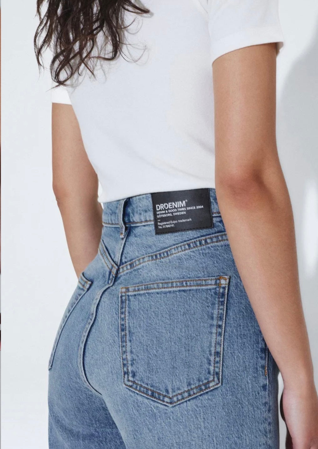Jeans a gamba larga a vita alta da donna in denim