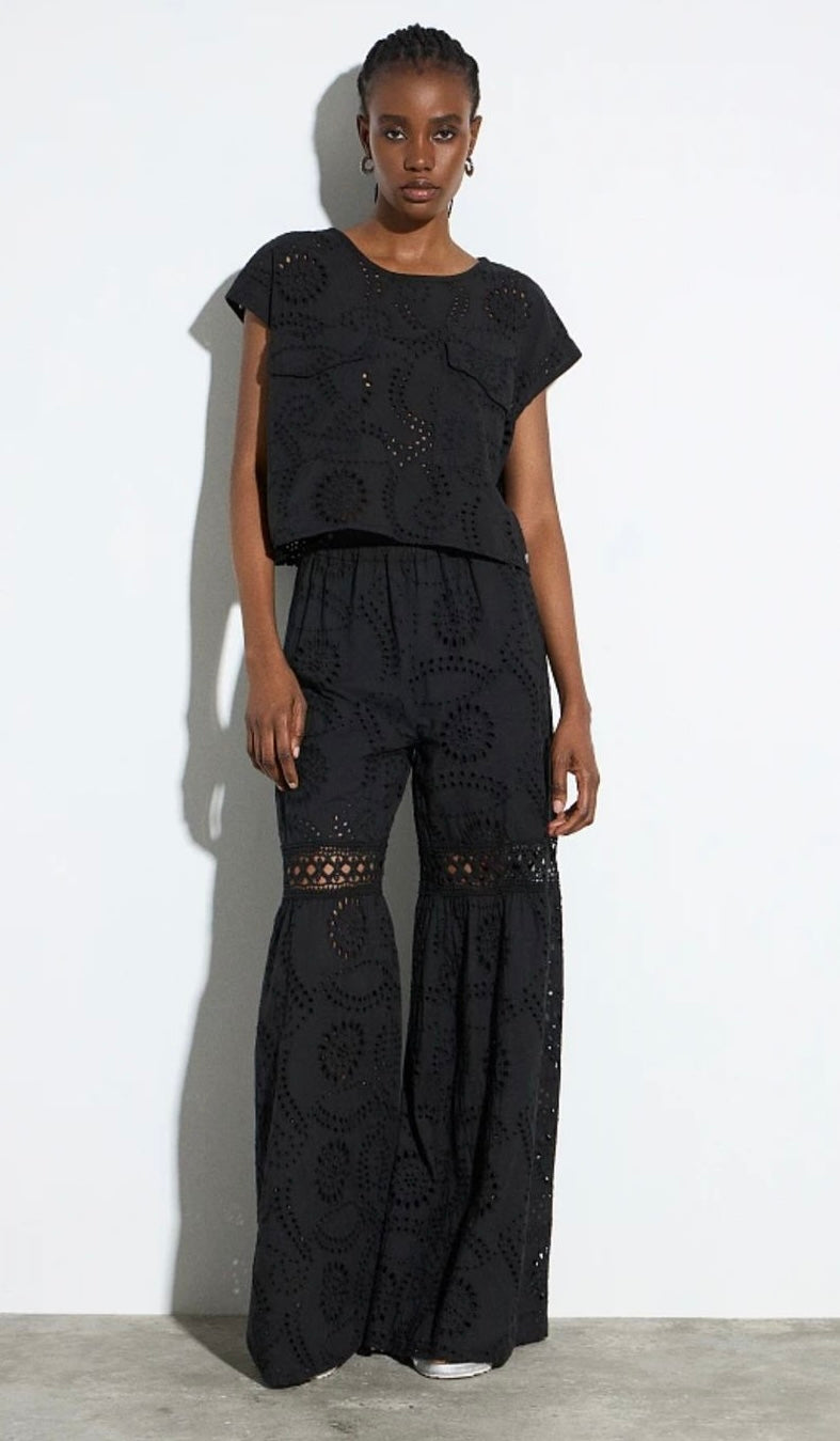 Pantaloni palazzo traforati donna – eleganti e leggeri