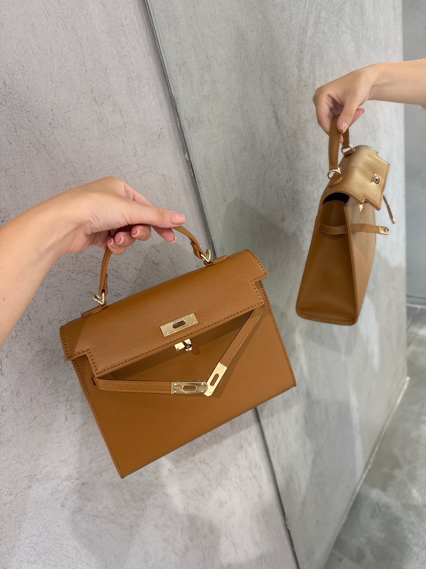 Borsa a Mano con Dettagli Oro