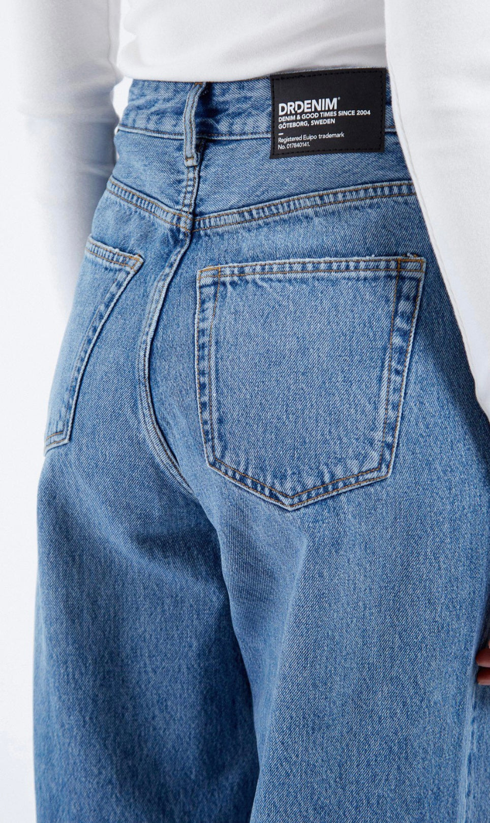 Jeans a gamba larga a vita alta da donna in denim blu