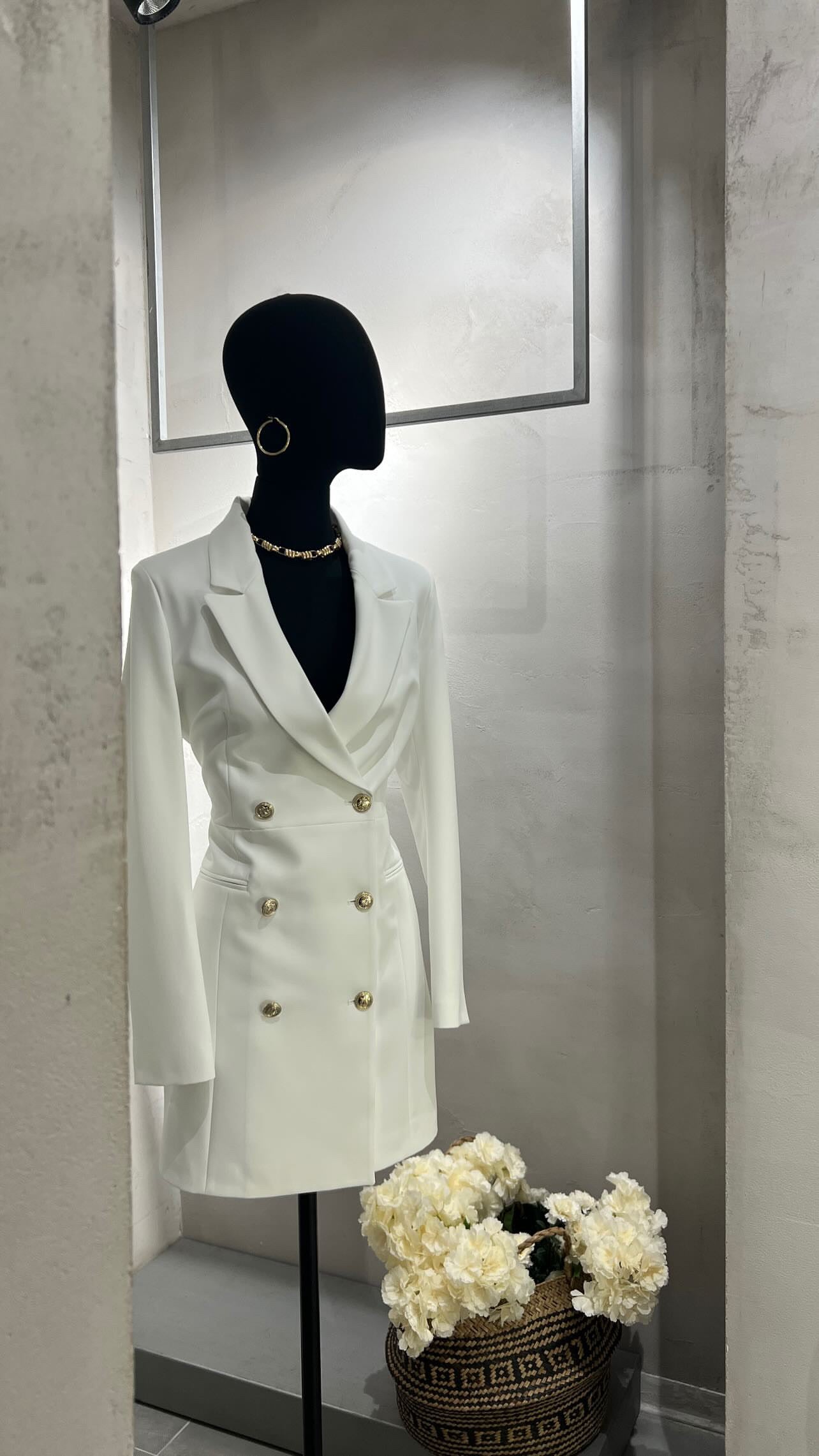 Abito blazer bianco doppiopetto – elegante mini dress con bottoni oro
