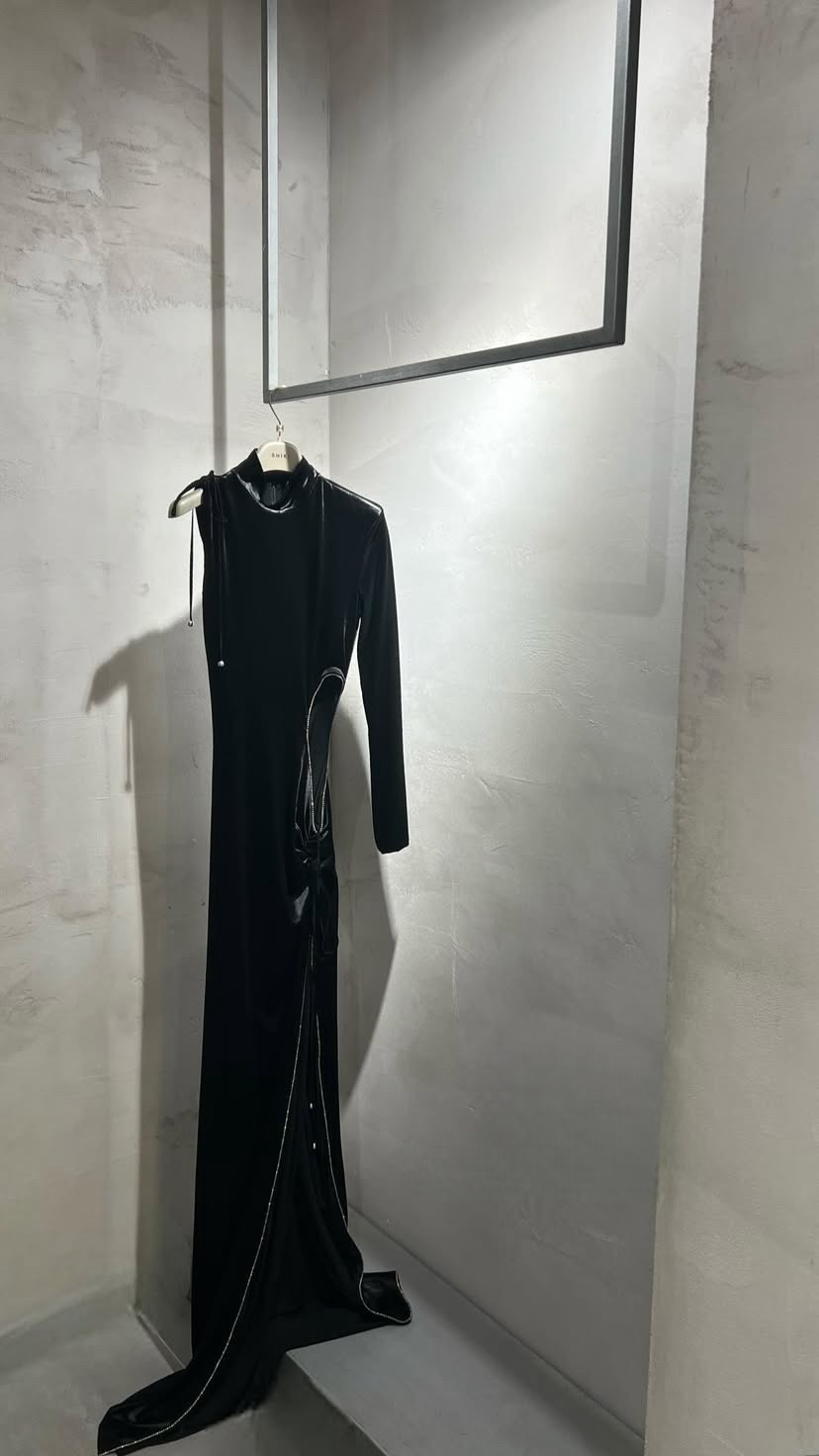 Abito Lungo Nero con Manica Lunga e Cut-Out Asimmetrico