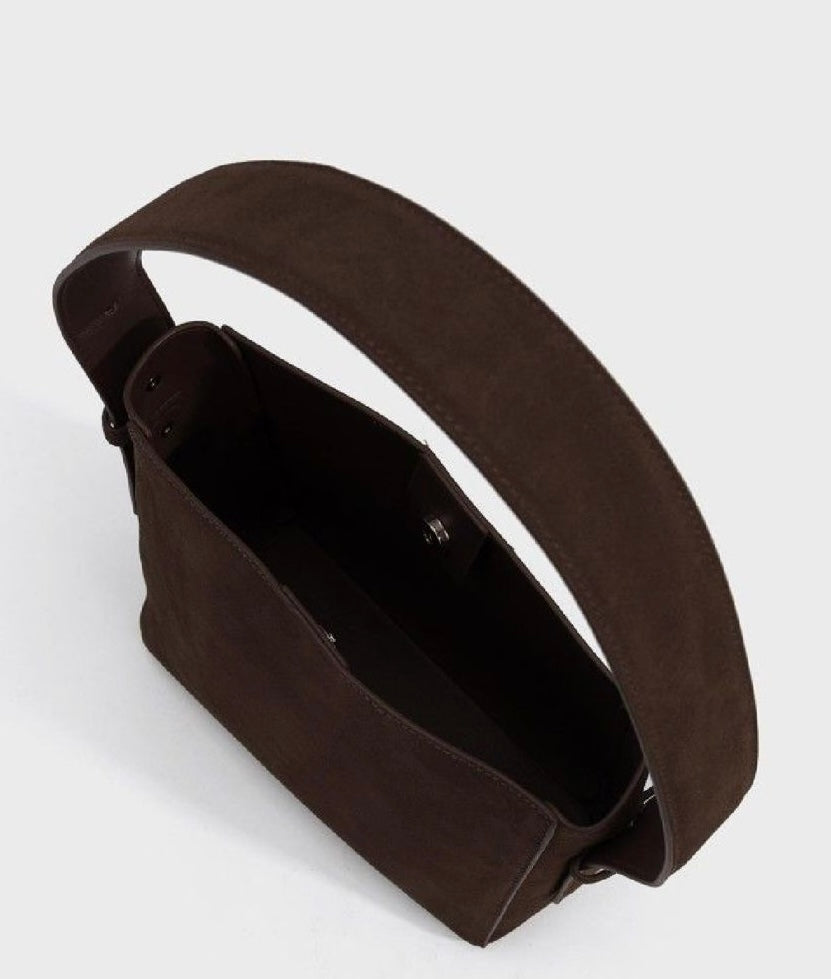 Borsa a spalla donna in pelle scamosciata marrone – minimal e versatile