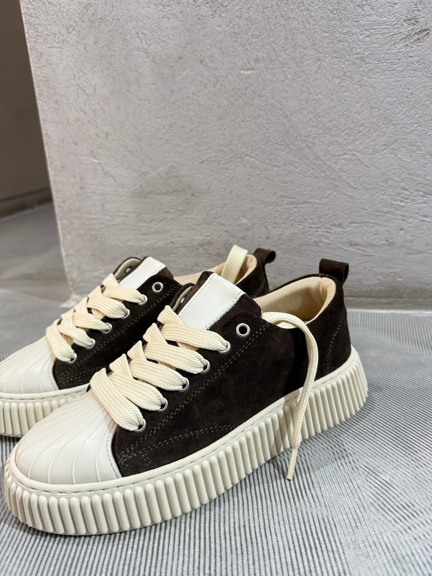 Sneakers basse marrone testa di moro in camoscio con suola chunky
