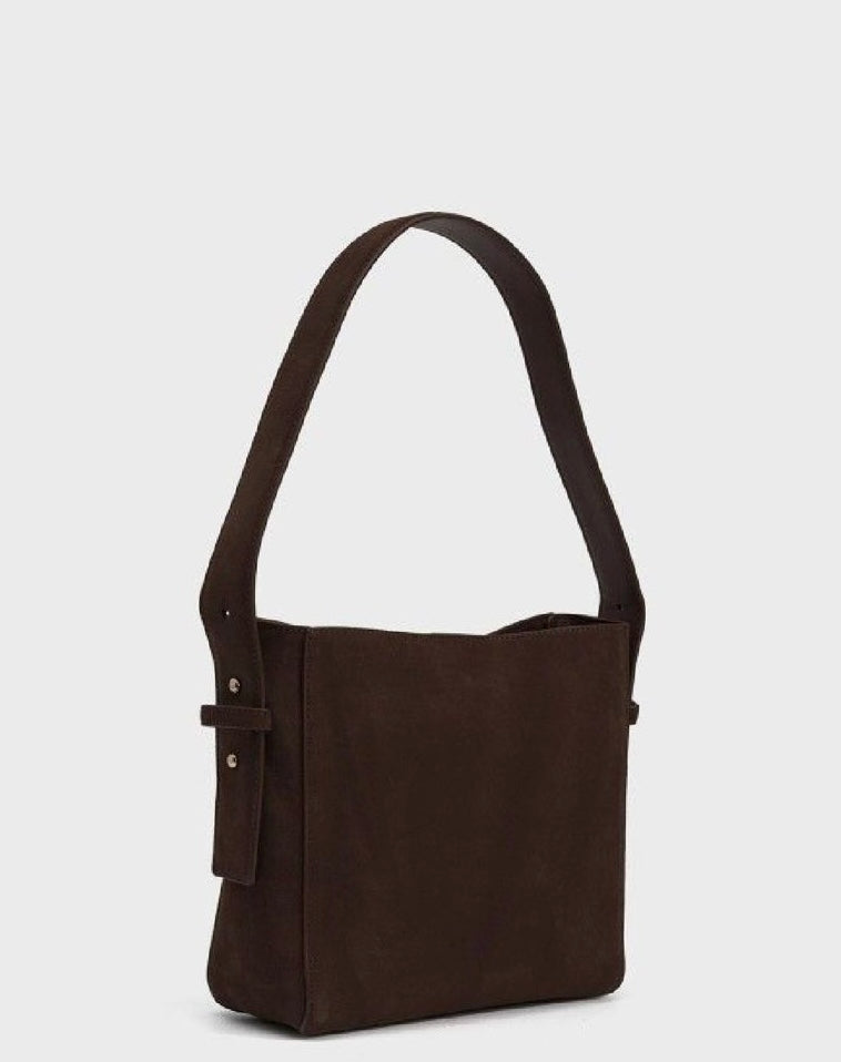 Borsa a spalla donna in pelle scamosciata marrone – minimal e versatile