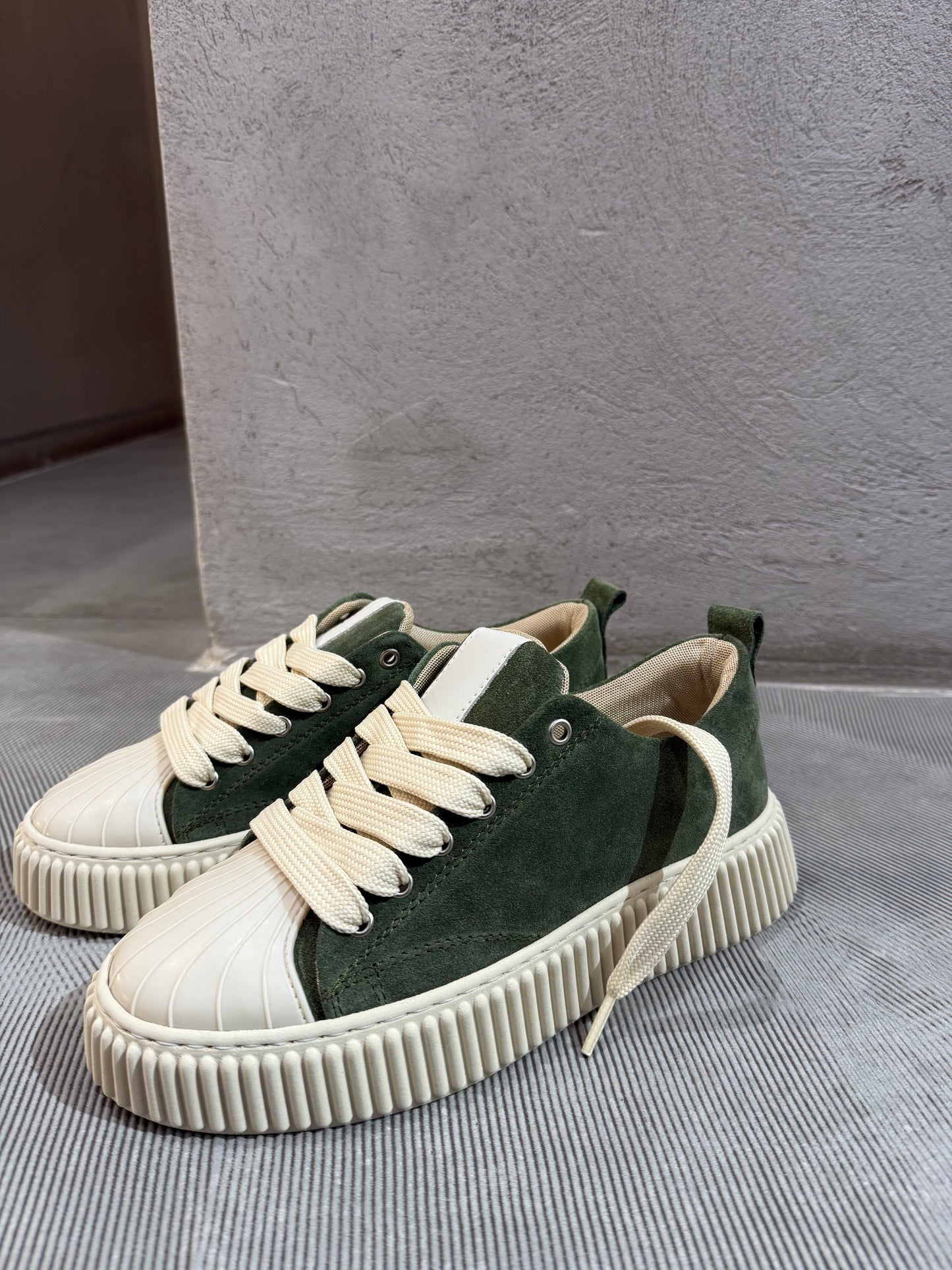 Sneakers bassa verde in camoscio con suola chunky