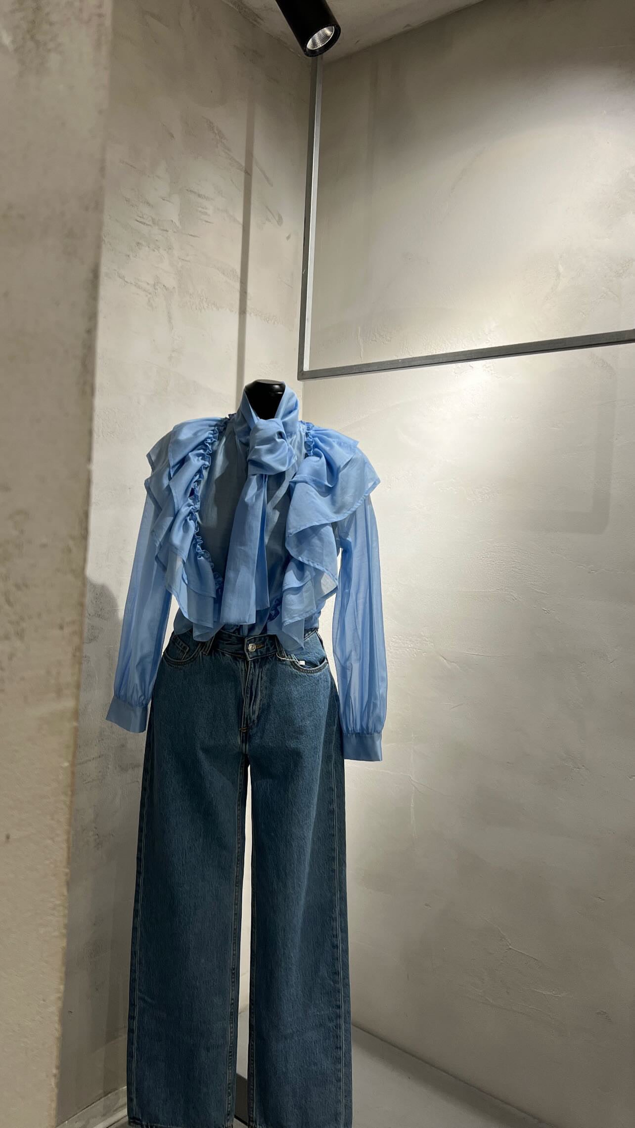 Camicia Azzurra con Volant e Fiocco al Collo