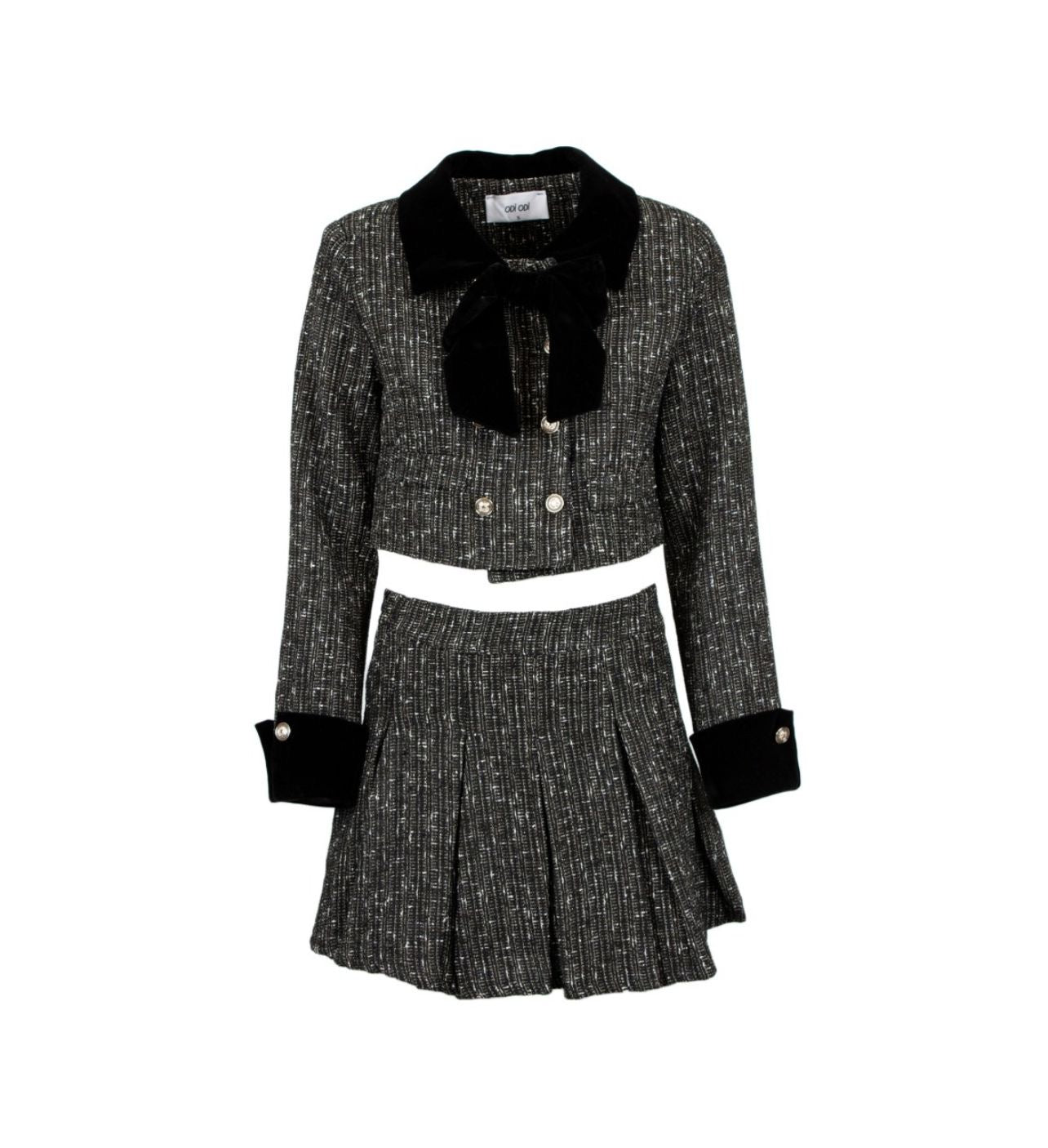 Completo tweed nero con giacca corta e minigonna plissettata – stile elegante e moderno