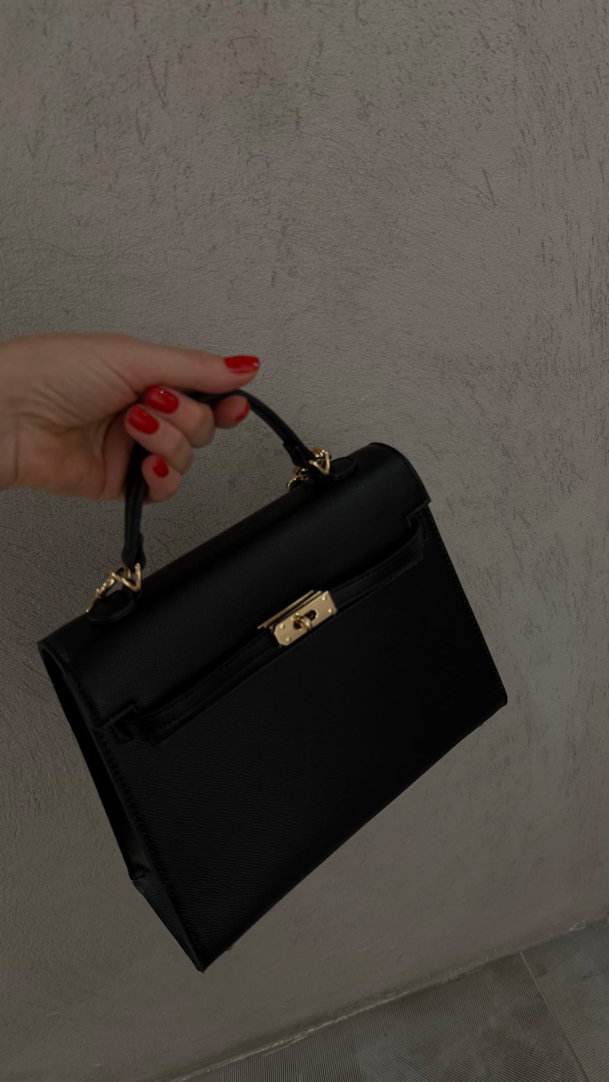 Borsa a Mano con Dettagli Oro