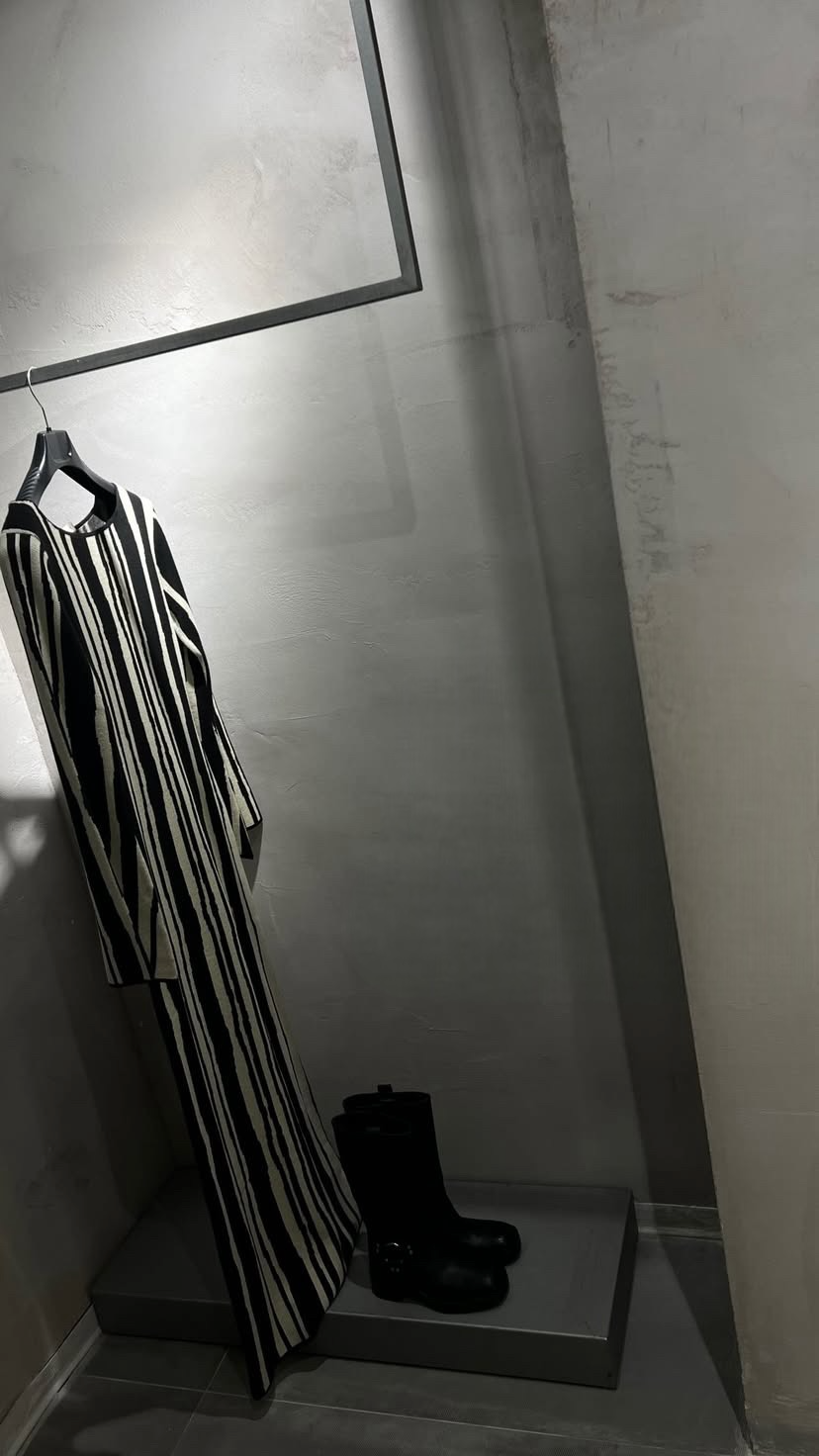 Abito lungo a righe bianche e nere – vestito elegante a maniche lunghe