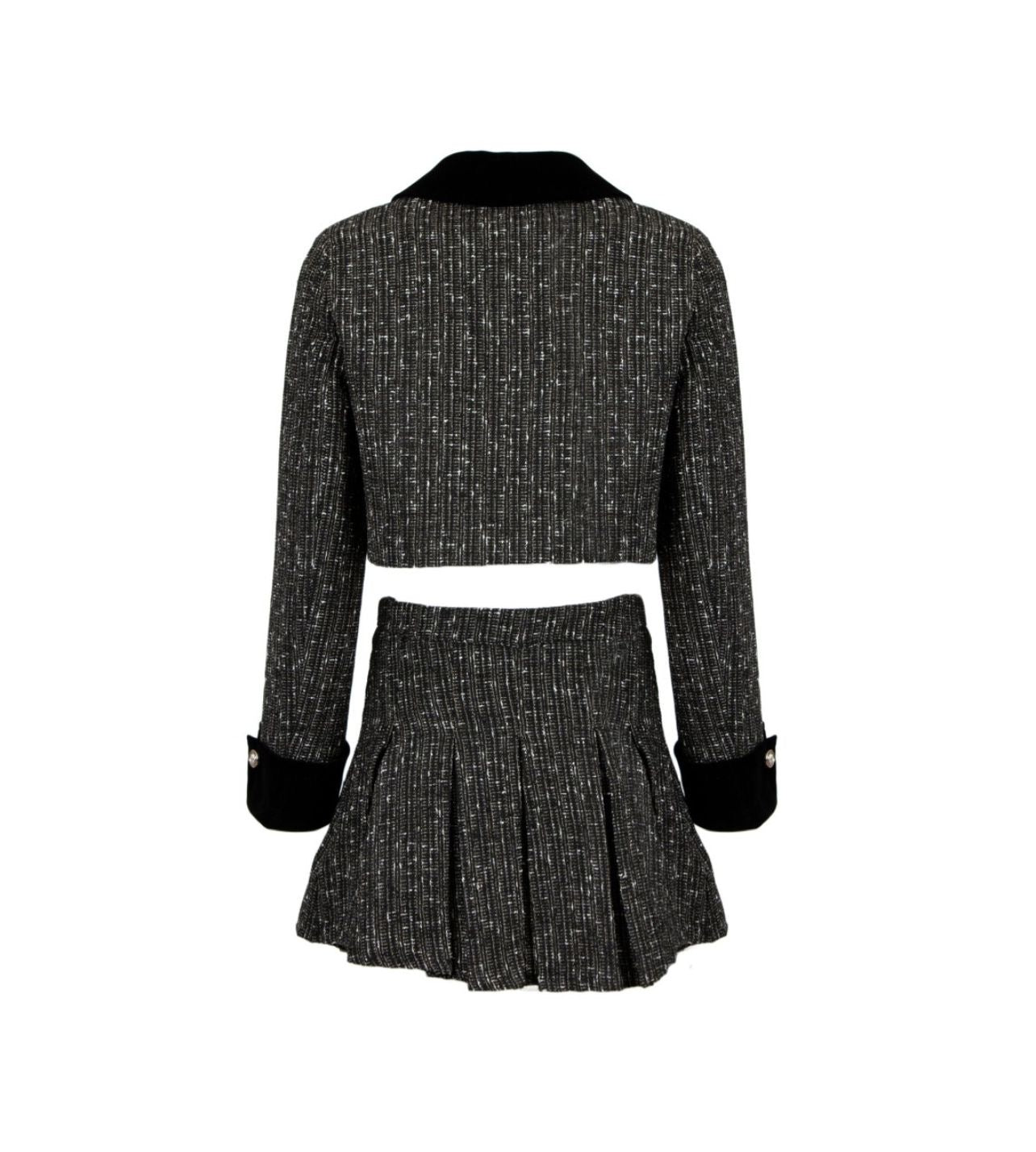 Completo tweed nero con giacca corta e minigonna plissettata – stile elegante e moderno