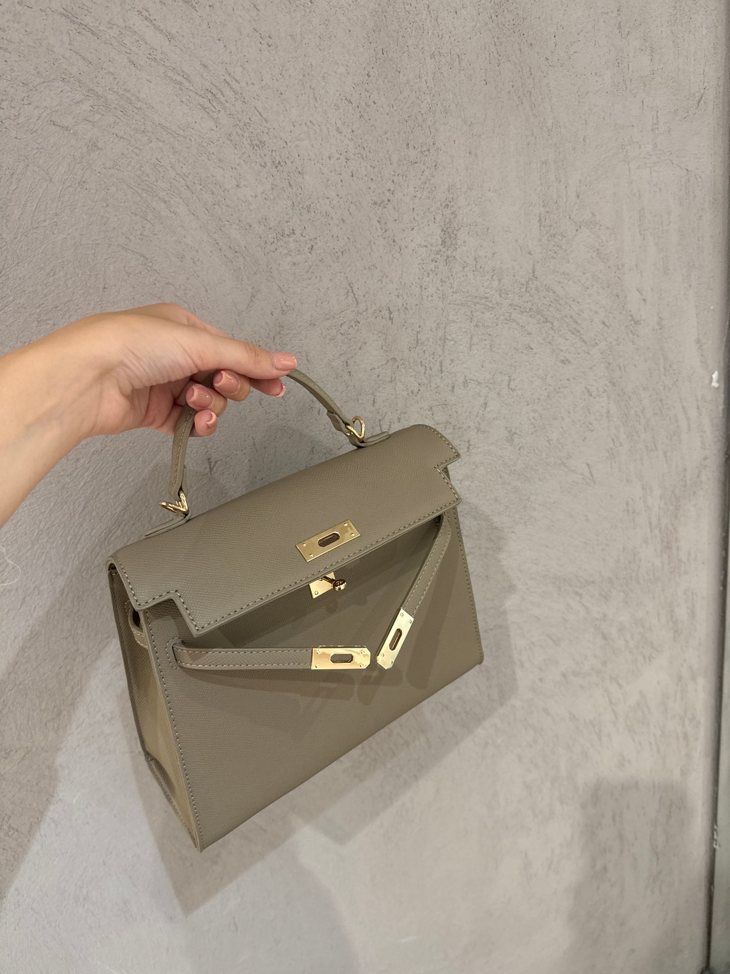 Borsa a Mano con Dettagli Oro