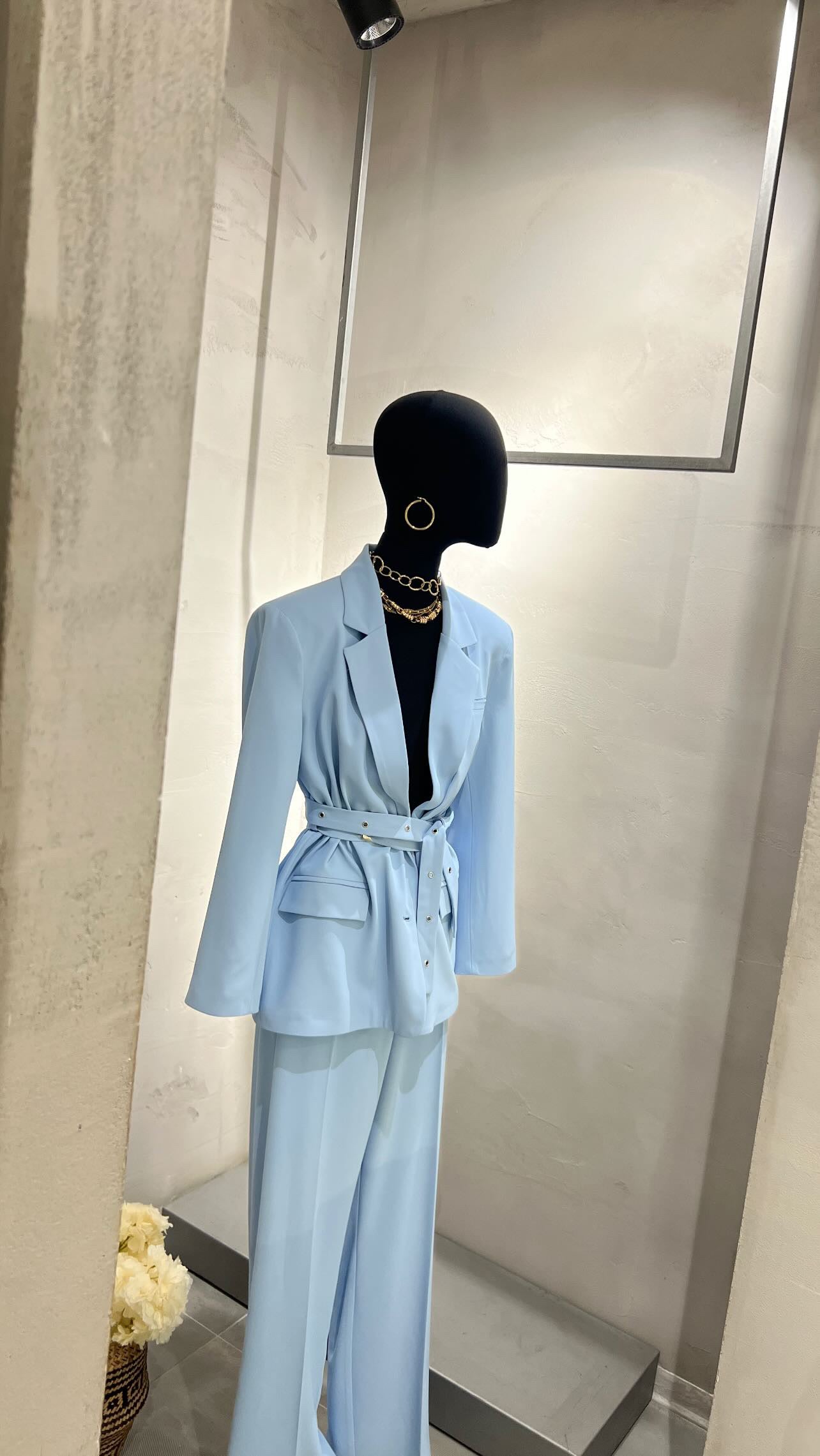 Completo donna azzurro elegante con giacca e pantalone palazzo – Look raffinato da giorno o da cerimonia