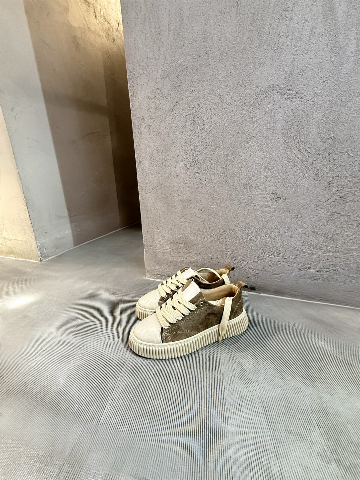 Sneakers basse beige in camoscio con suola chunky