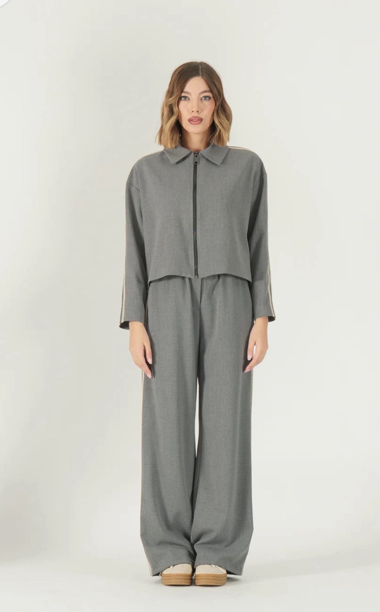 Coordinato grigio donna elegante casual – Giacca corta con zip e pantaloni ampi con bande laterali