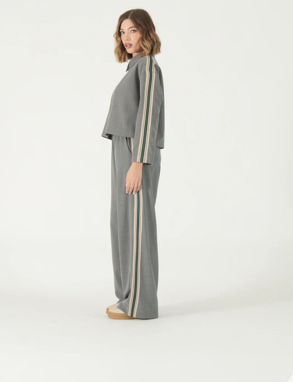 Coordinato grigio donna elegante casual – Giacca corta con zip e pantaloni ampi con bande laterali