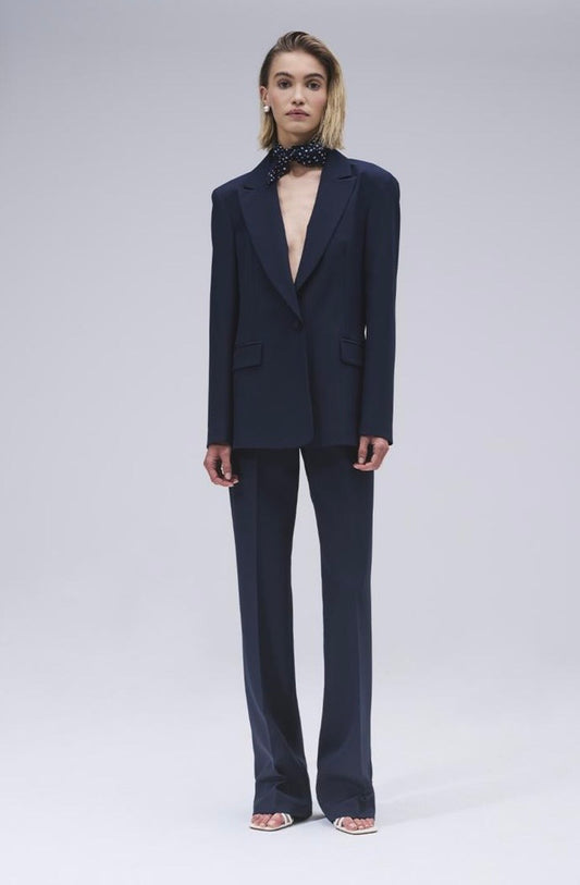 Tailleur donna elegante con giacca monopetto e pantaloni dritti
