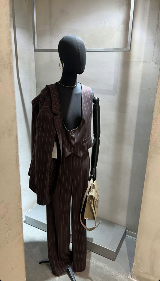 Coordinato formale 3 pezzi donna – outfit business chic con righe sottili
