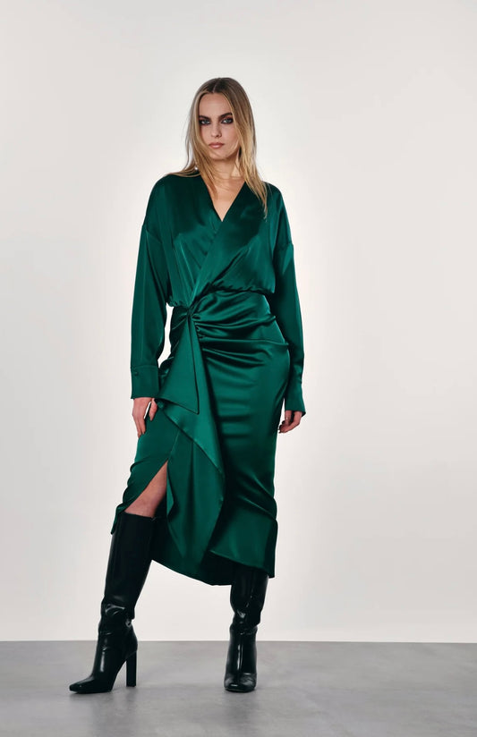 Abito verde smeraldo elegante satinato – Vestito midi con spacco e drappeggio