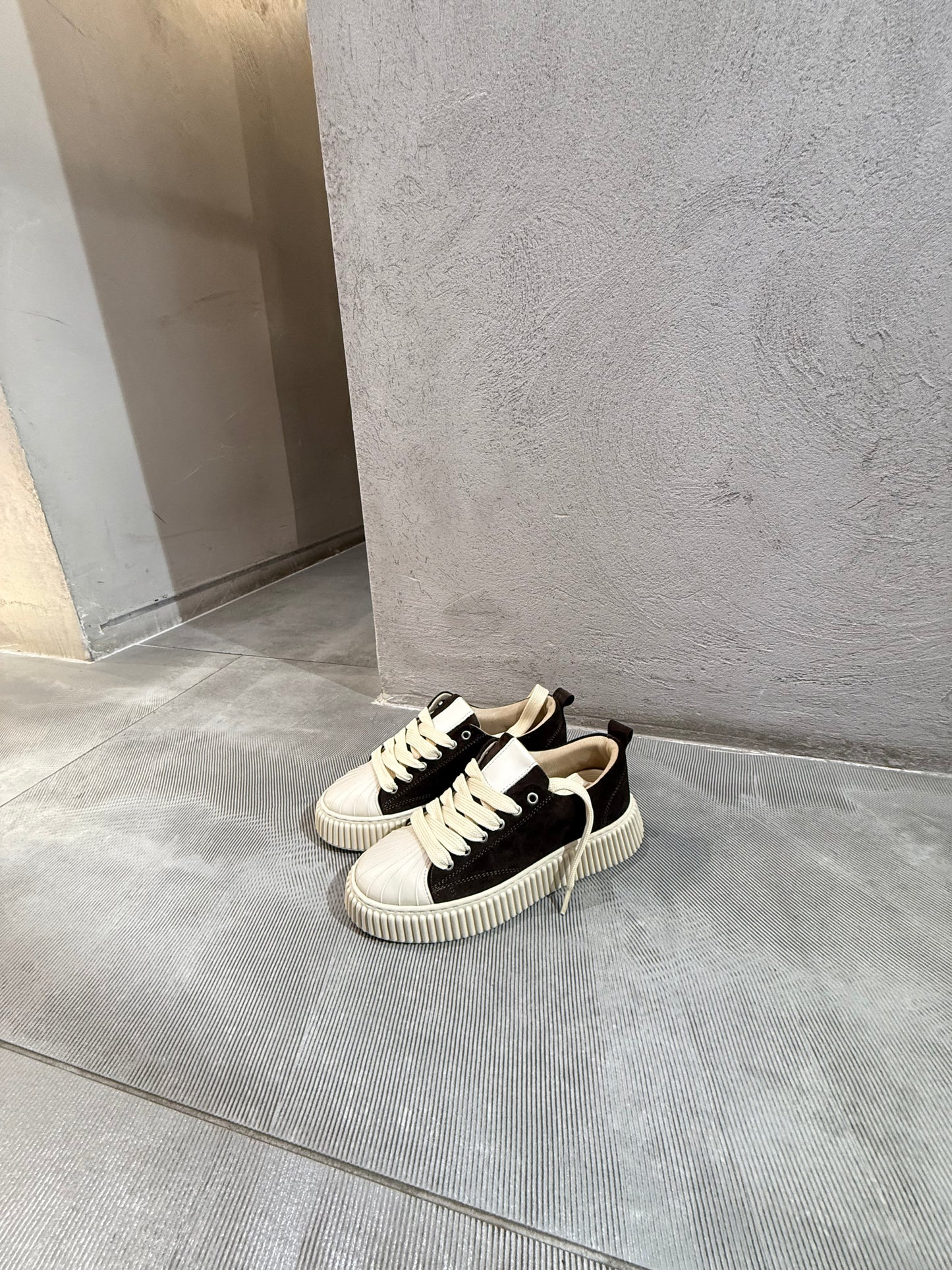 Sneakers basse marrone testa di moro in camoscio con suola chunky