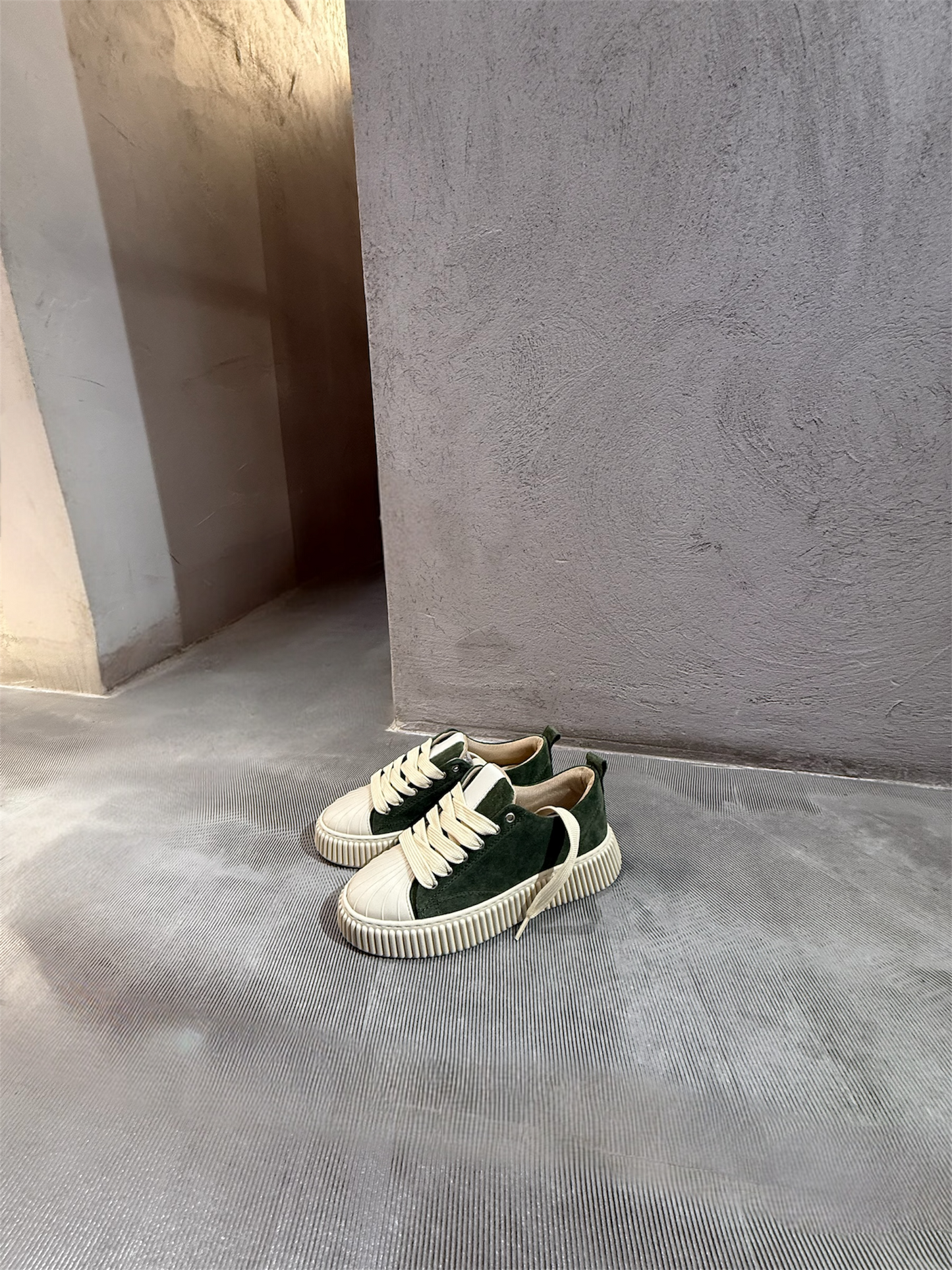 Sneakers bassa verde in camoscio con suola chunky