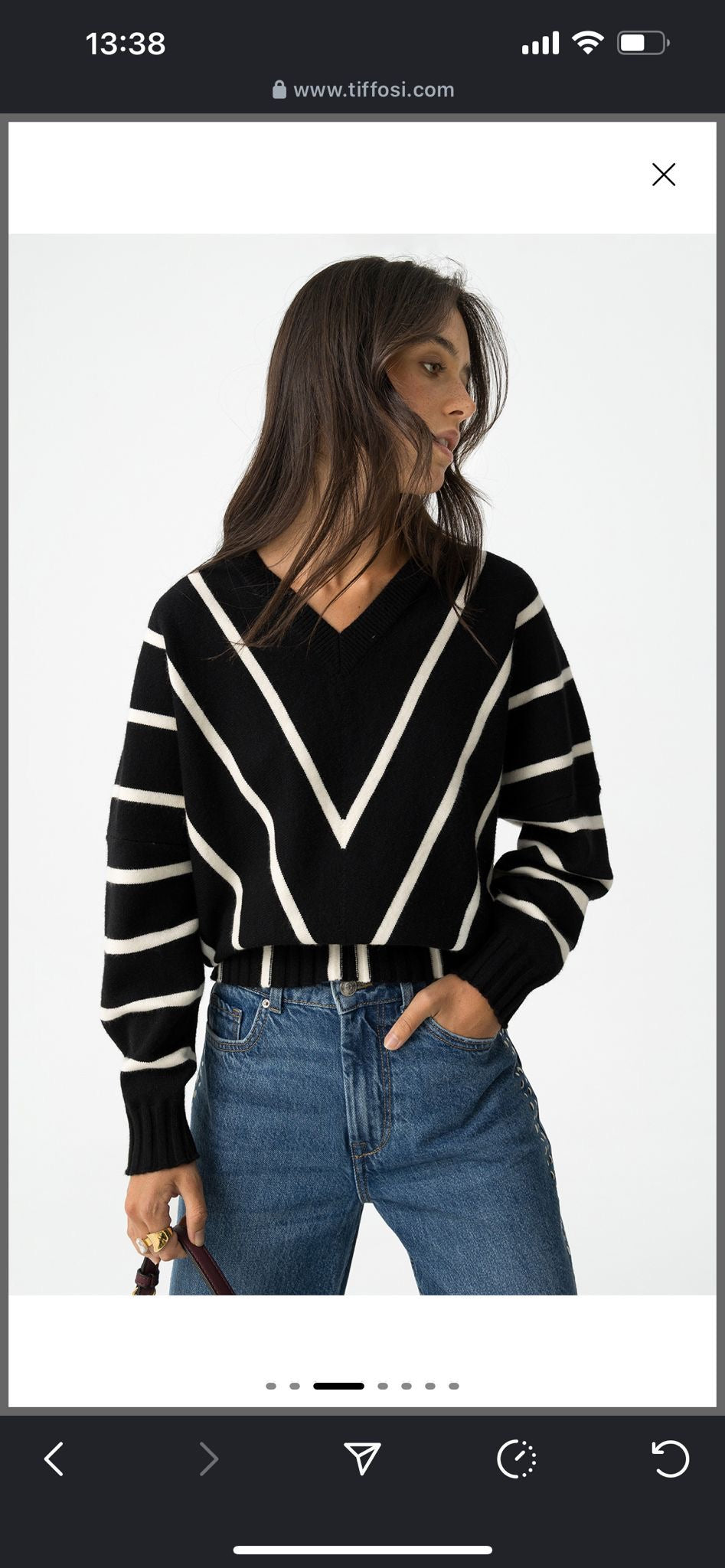 Maglione donna a righe nere e bianche con scollo a V – stile casual chic | Tiffosi