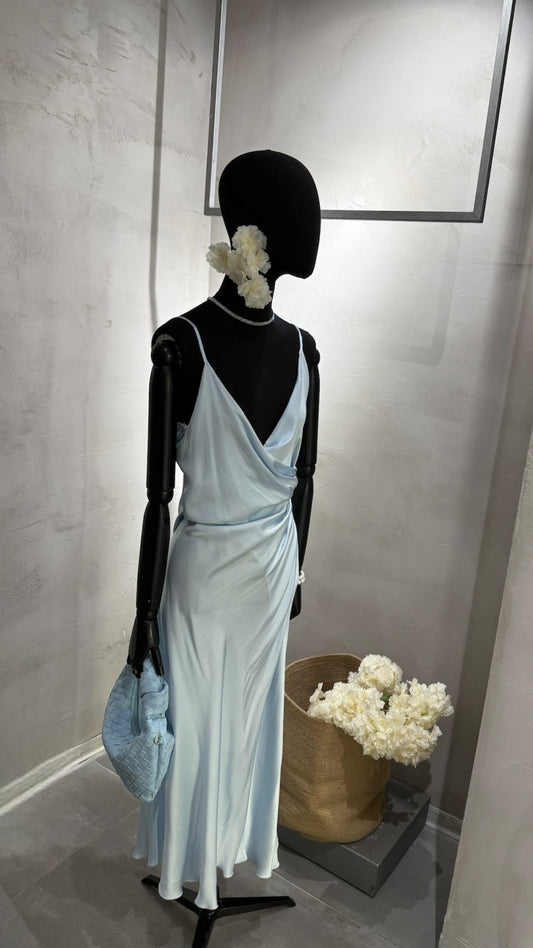 Abito lungo celeste satinato – elegante slip dress con scollo drappeggiato