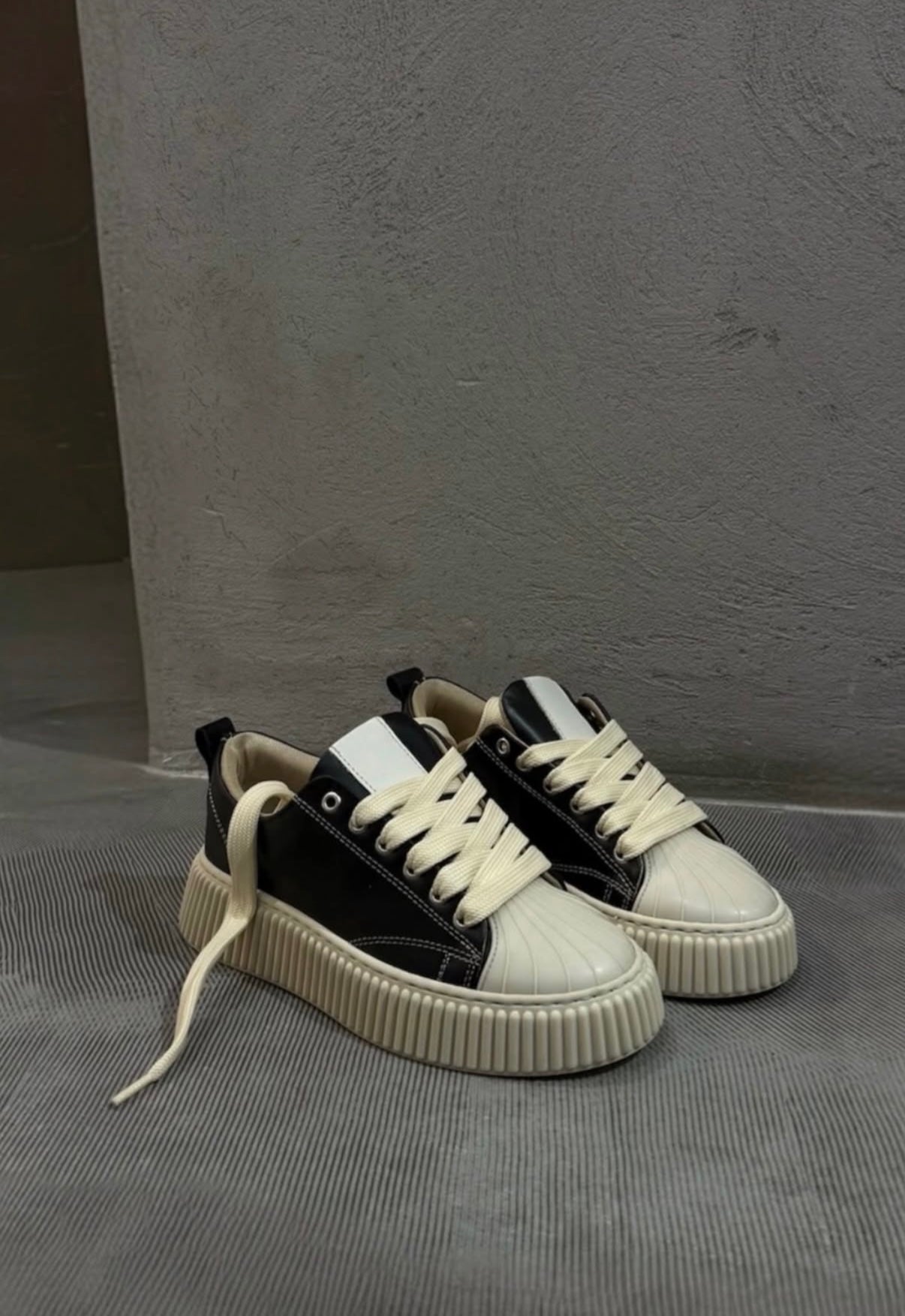 Sneakers basse Nere in pelle con suola chunky