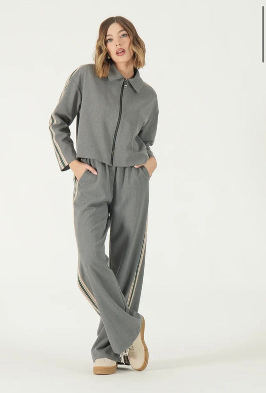 Coordinato grigio donna elegante casual – Giacca corta con zip e pantaloni ampi con bande laterali