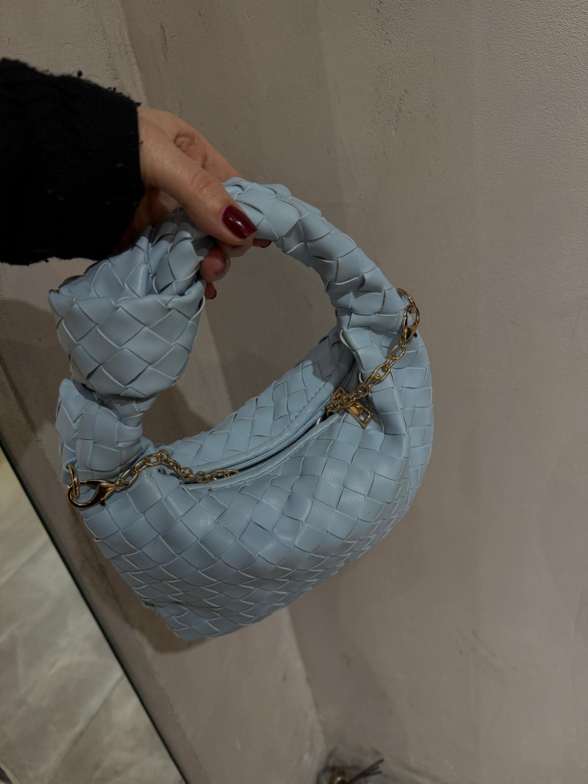 Borsa intrecciata a mano azzurra con manico annodato e catena dorata