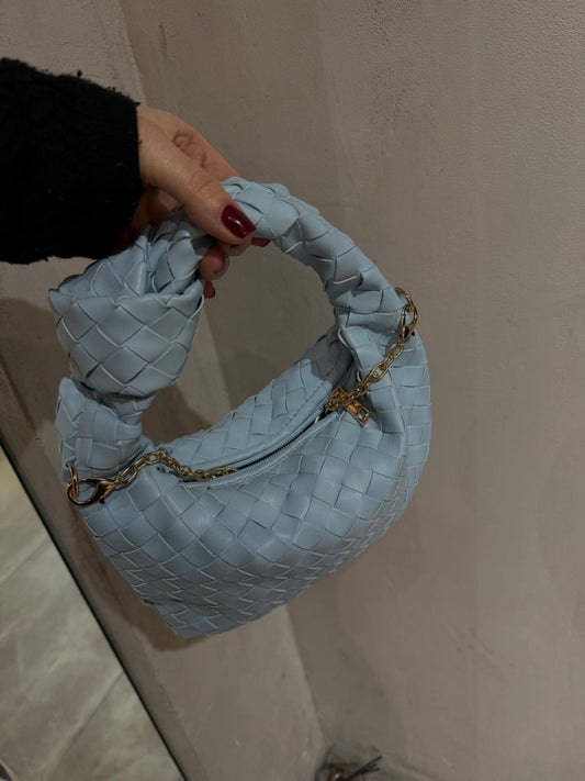 Borsa intrecciata a mano azzurra con manico annodato e catena dorata