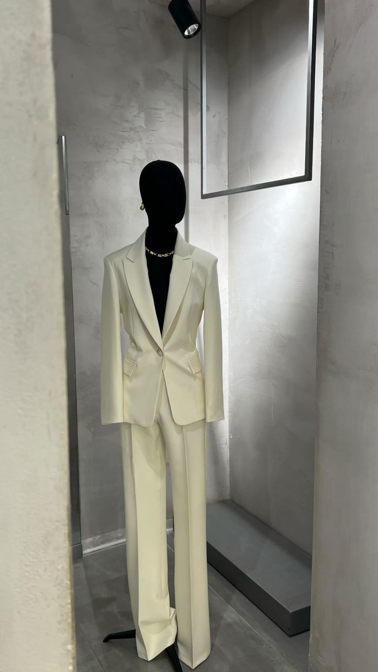 Tailleur donna elegante color panna con giacca monopetto e pantaloni dritti